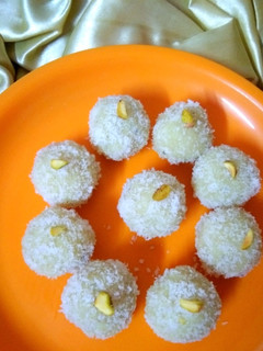 नारियल के लड्डू (Nairyal ke ladoo recipe in Hindi) रेसिपी मुख्य फोटो