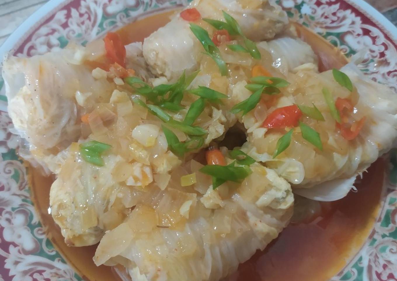 Sawi gulung isi tahu dengan saus pedas manis