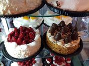 Una foto de postres con frutillas en almíbar