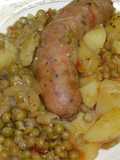 Chorizos a la sidra con papas y arvejas