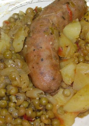 Una foto de Chorizos a la sidra con papas y arvejas