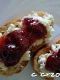 Tostada de calostros con fresa