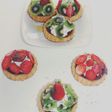 Tartaletas de queso, mermelada, miel y frutas