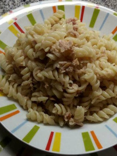 Una foto de Fideos con atún