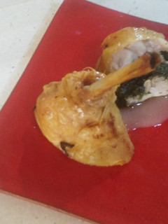 Una foto de Jambonneau de pollo relleno de espinacas yqueso de cabra con salsa volute