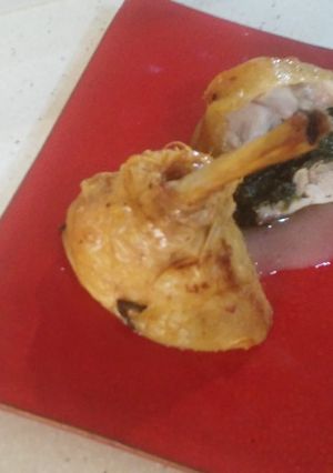 Una foto de Jambonneau de pollo relleno de espinacas yqueso de cabra con salsa volute