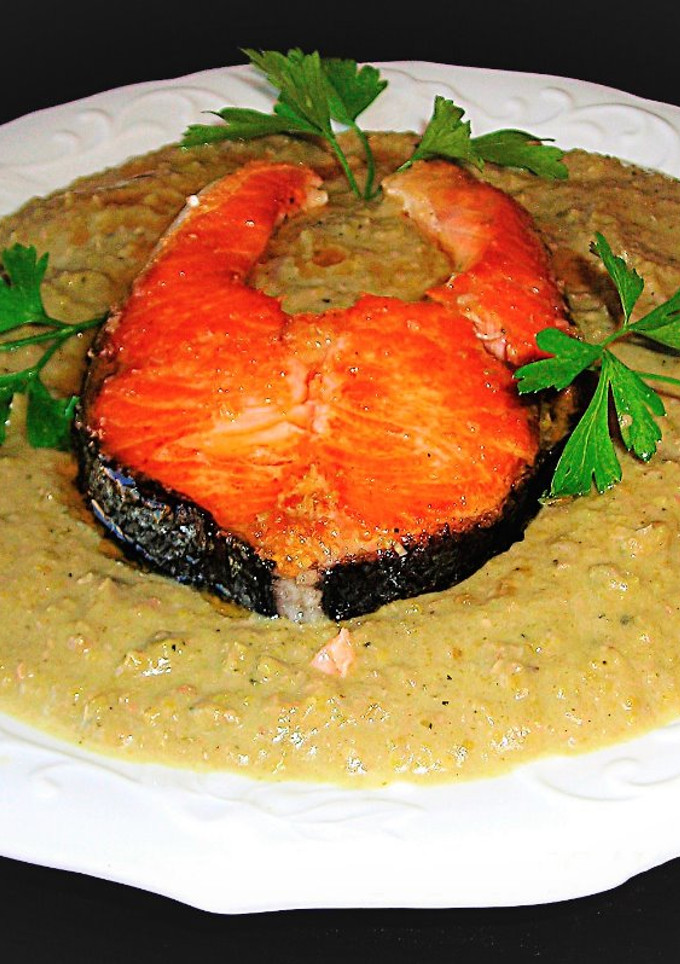 Una foto de Salmón sobre puré de habas