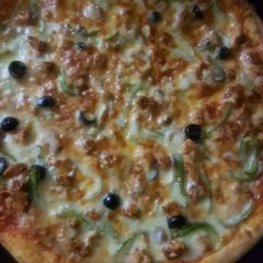 A picture of Chicken tikka pizza.
