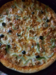 A picture of Chicken tikka pizza.