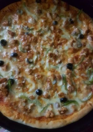 A picture of Chicken tikka pizza.