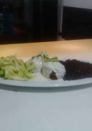 Una foto de Albóndigas de carne de soya con champinones rellenas de queso crema acompañadas con vegetales salteados y caraotas negras