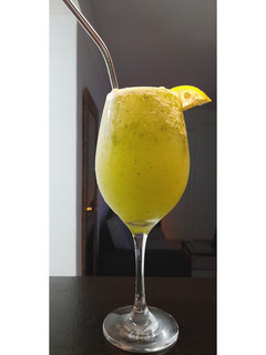 Una foto de Limonada con jengibre y menta 🍋🌿