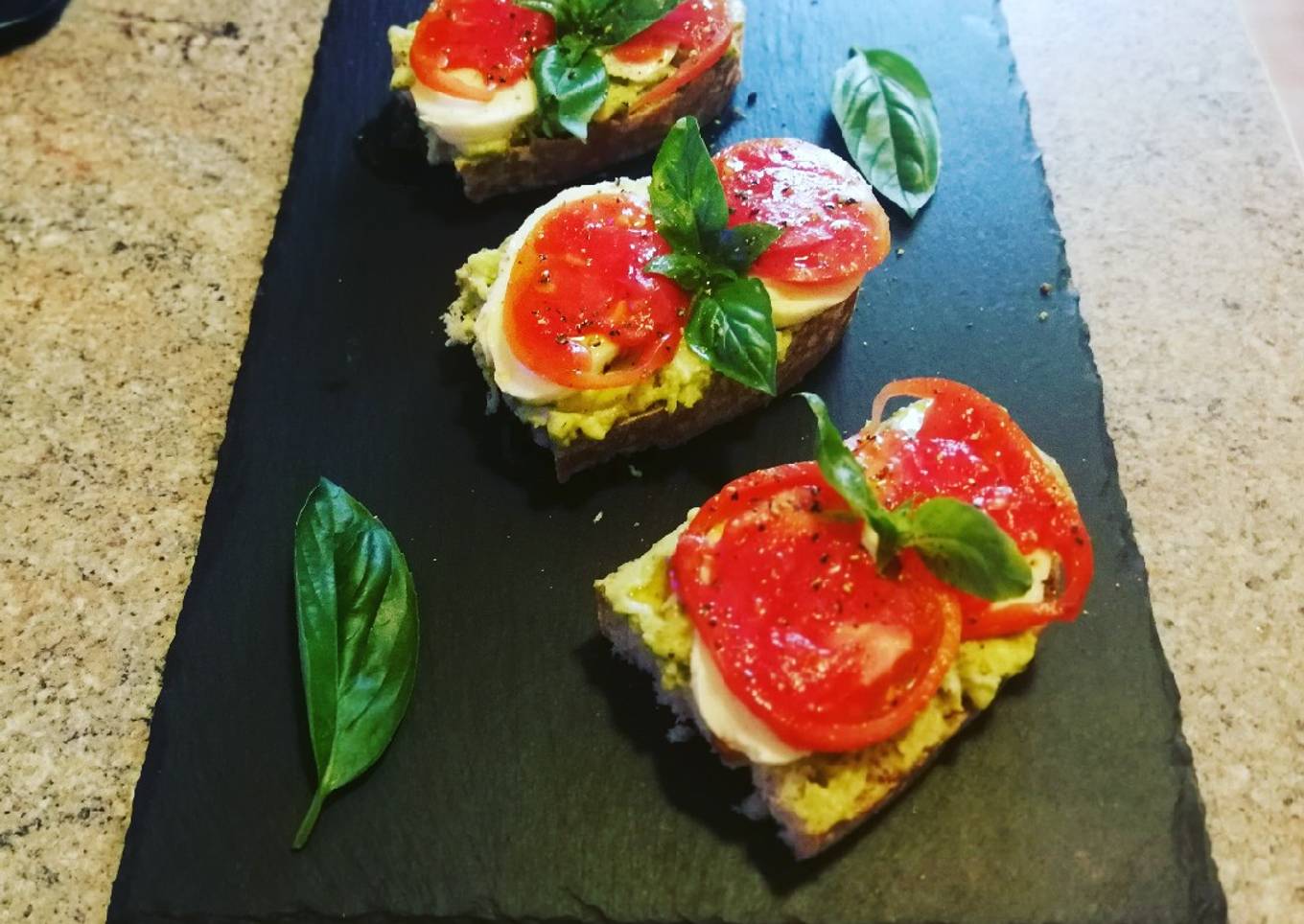 Rebanadas de pan con aguacate especiado y mozzarella