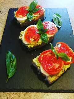 Una foto de Rebanadas de pan con aguacate especiado y mozzarella