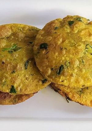 A picture of Methi Poori.