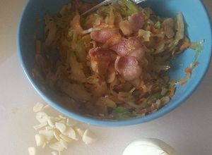 Una foto de Ensalada caliente de bacon y repollo (col)