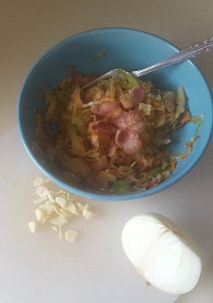 Una foto de Ensalada caliente de bacon y repollo (col)