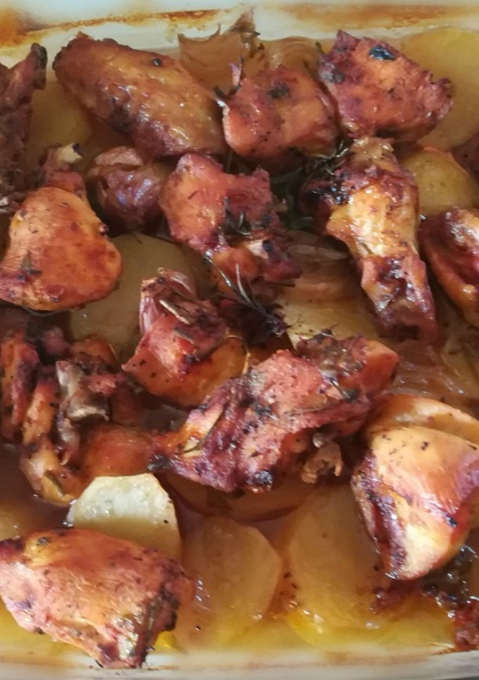 Una foto de Pollo adobado, con cerveza al horno