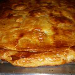 Una foto de Empanada de espinacas y queso, pavo, y frutos secos