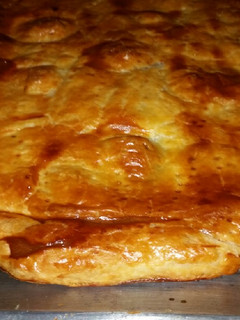 Una foto de Empanada de espinacas y queso, pavo, y frutos secos