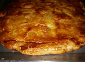 Una foto de Empanada de espinacas y queso, pavo, y frutos secos