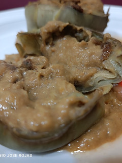Una foto de Alcachofas, rellenas de langostinos y mejillones