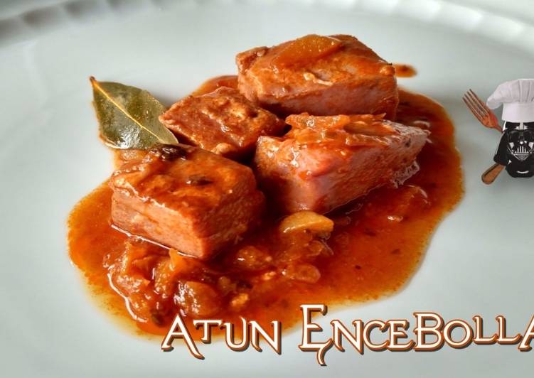 Atún encebollado