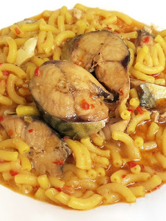 Una foto de Fideos con caballa