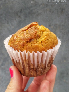 Una foto de Muffins de manzana 🍎con suero de leche