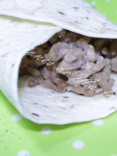 Una foto de Wraps relleno de carne en salsa de queso