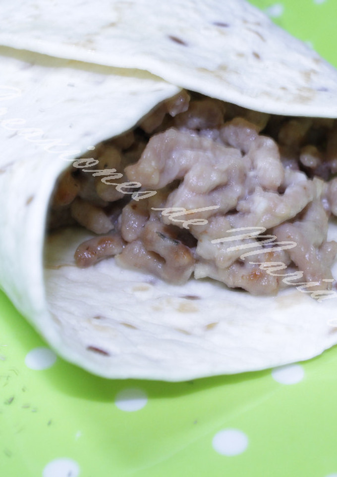 Una foto de Wraps relleno de carne en salsa de queso