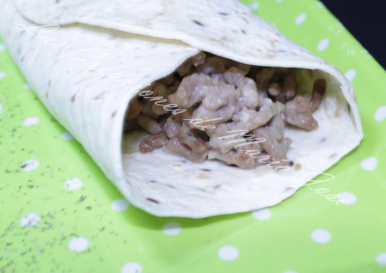 Wraps relleno de carne en salsa de queso