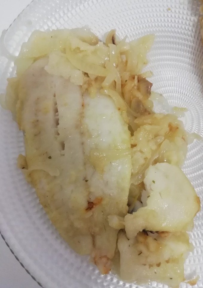 Una foto de Merluza encebollada al vino