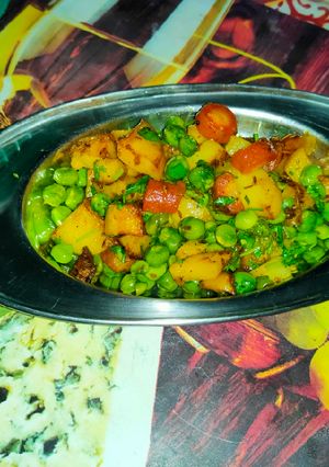 A picture of Gazar matar aloo.