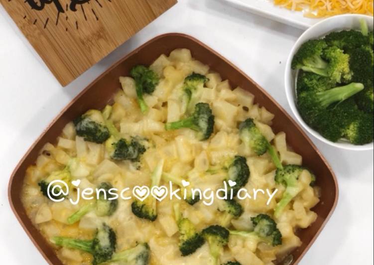 Steps to Prepare Homemade Cheesy Potato Broccoli