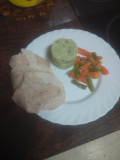 Una foto de Fiambre de pollo relleno con puré de papas y verdura