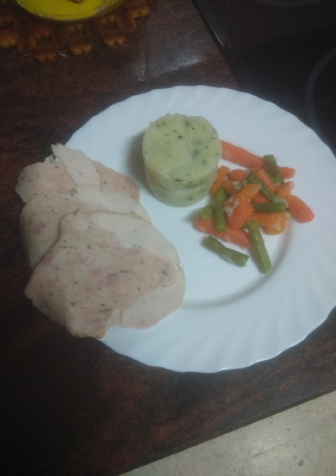 Una foto de Fiambre de pollo relleno con puré de papas y verdura