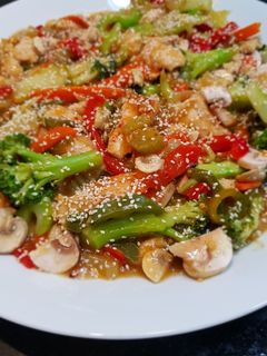 صورة لوصفة صدر الدجاج المقلي مع الخضار (chicken stir fry)