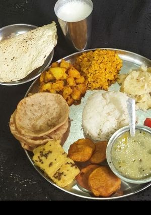 ટ્રેડિશનલ લન્ચ રેસીપી મુખ્ય ફોટો