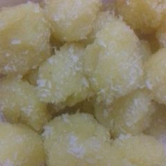 A picture of Nariyal ladoo.