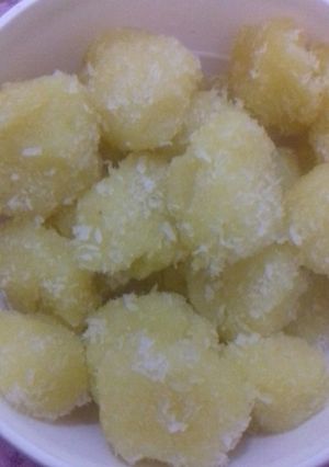 A picture of Nariyal ladoo.