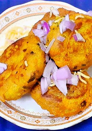 आलू बेसन की टिकिया (Aloo besan ki tikiya recipe in Hindi) रेसिपी मुख्य फोटो