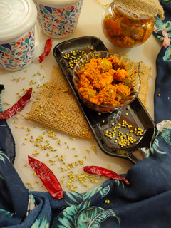 કેરી અને ગુંદા નું અથાણું (Keri Gunda Athanu Recipe In Gujarati) રેસીપી મુખ્ય ફોટો