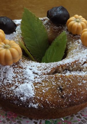Foto principal de Bizcocho nevado de castaña con pepitas de chocolate y castañas almibaradas