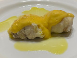 Medallons de rap amb salsa holandesa de'ametlles