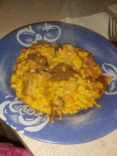 Una foto de Arroz con costillas alcachofas y setas