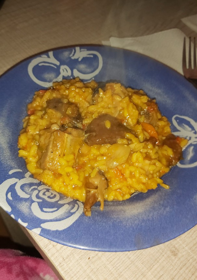 Una foto de Arroz con costillas alcachofas y setas
