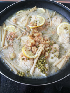 Una foto de Bacalao con gambas, espárragos y salsa de limón