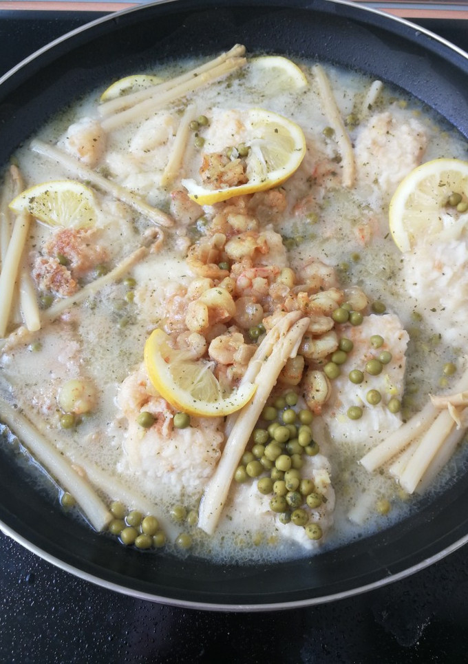 Una foto de Bacalao con gambas, espárragos y salsa de limón