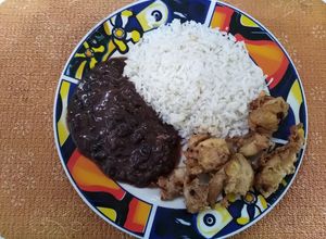 Una foto de Tirillas de pollo con  champiñones cubiertas con  malanga